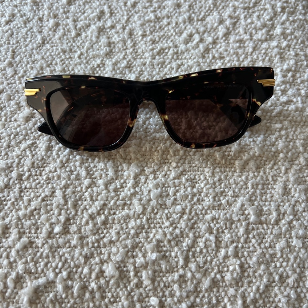 Bottega Veneta Stylish Tortoise Shell Sunglasses BV1122S